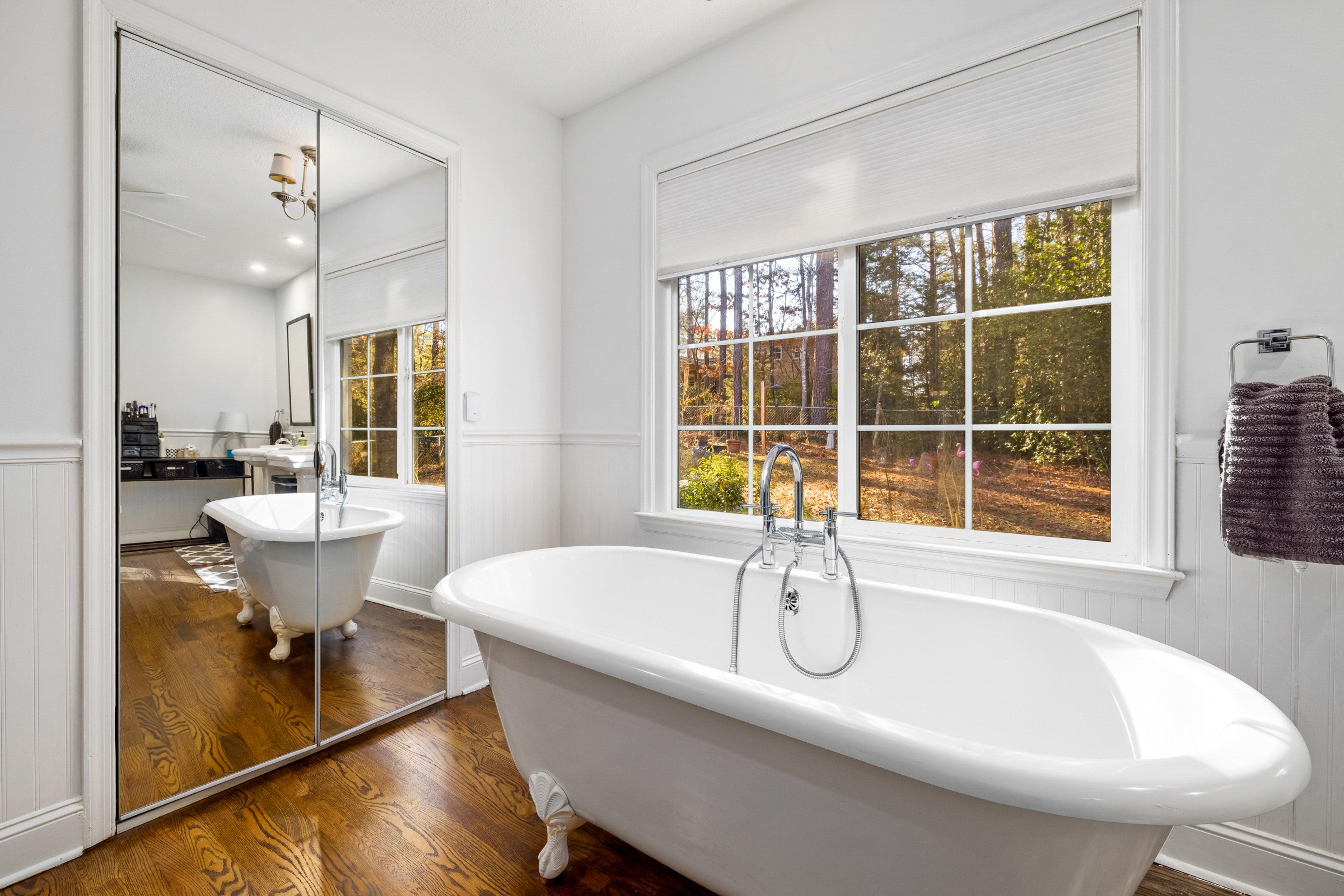 A Guide To The Different Types Of Luxury Bathtubs - Bathroom Design Center