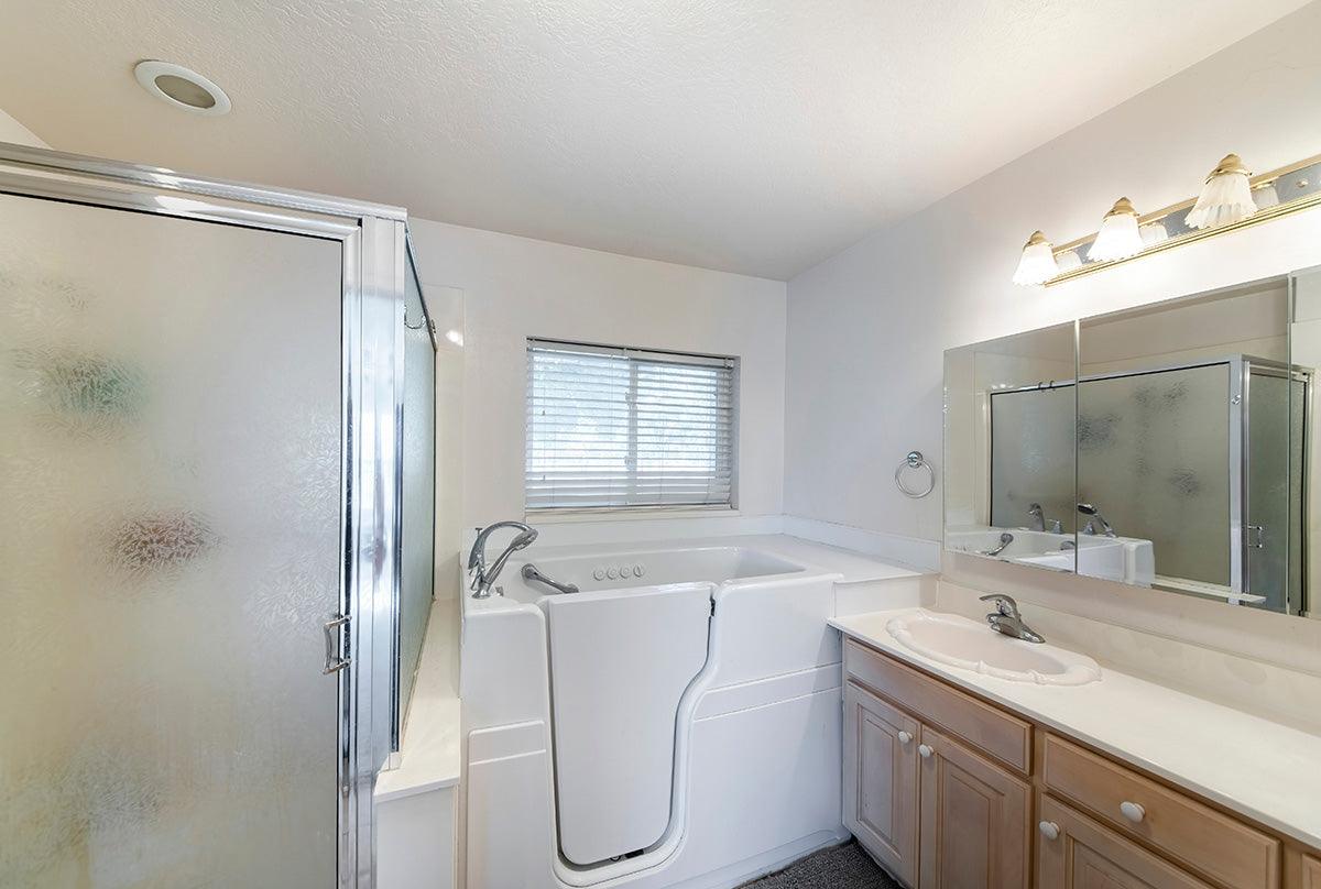 What Are The Key Features To Look For In A Walk-In Bathtub? - Bathroom Design Center