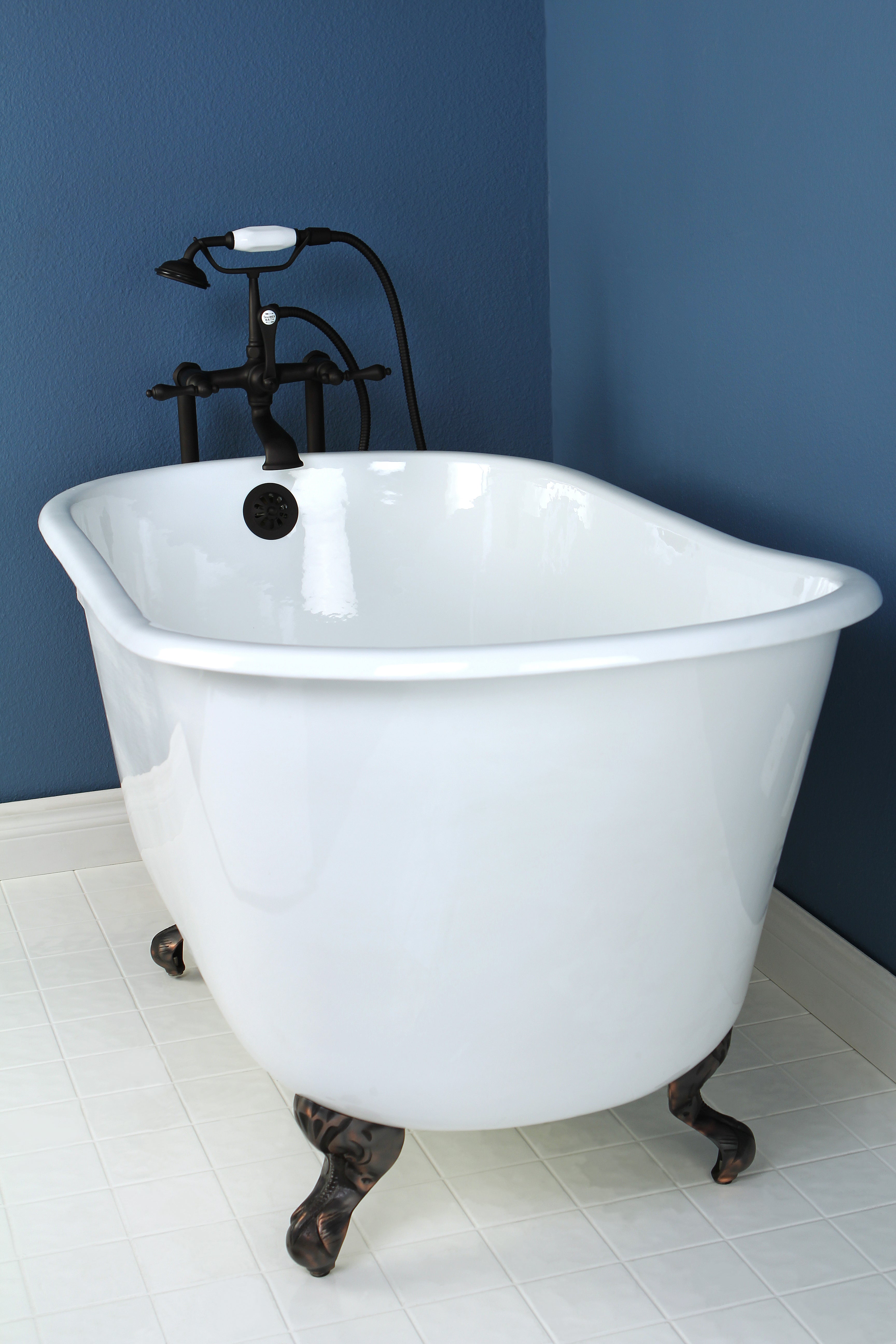 Aqua Eden VCTND4828NT5 48" Cast Iron Oval Single Slipper Clawfoot Tub (No Faucet Drillings), White/Oil Rubbed Bronze