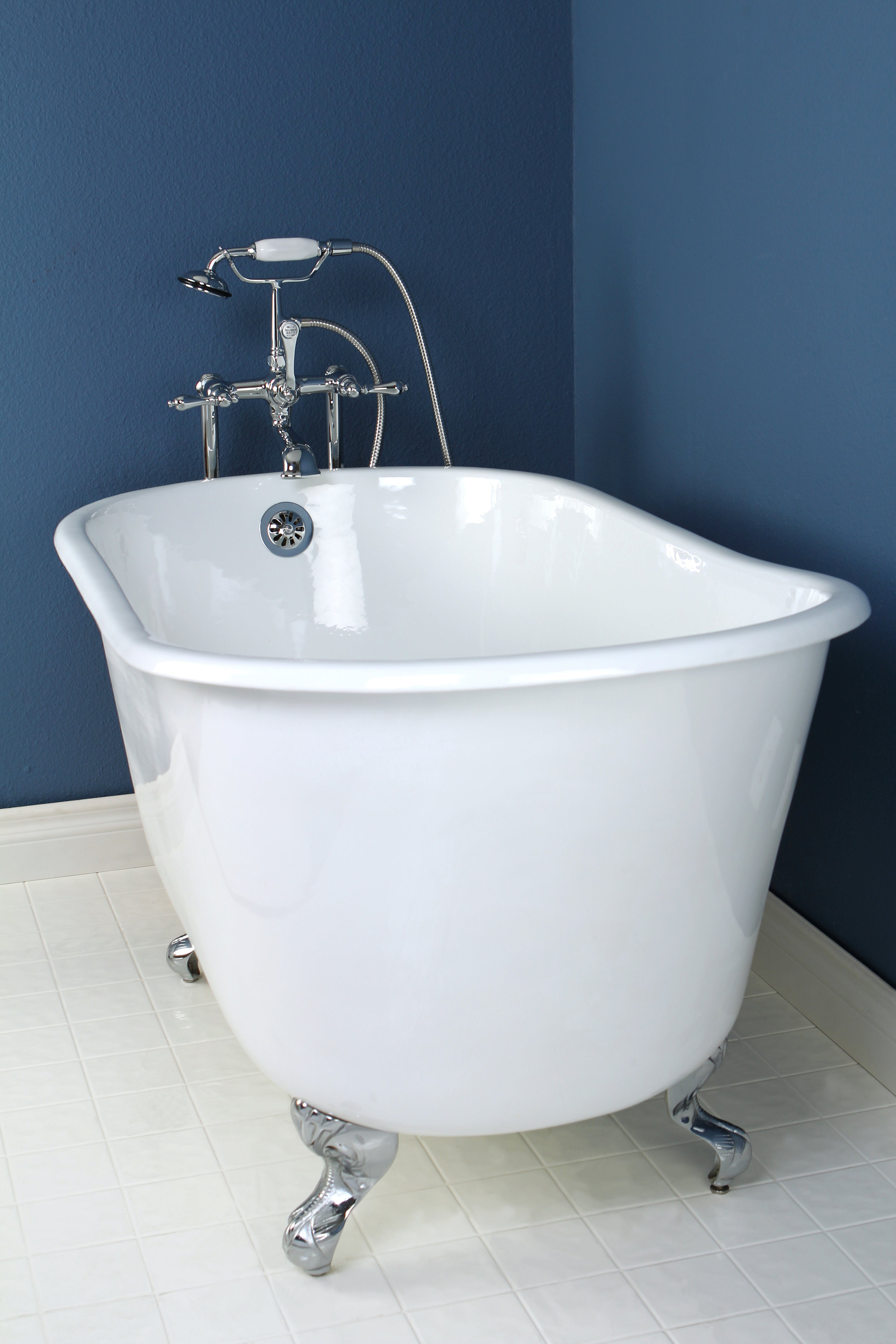 Aqua Eden VCTND4828NT1 48" Cast Iron Oval Single Slipper Clawfoot Tub (No Faucet Drillings), White/Polished Chrome