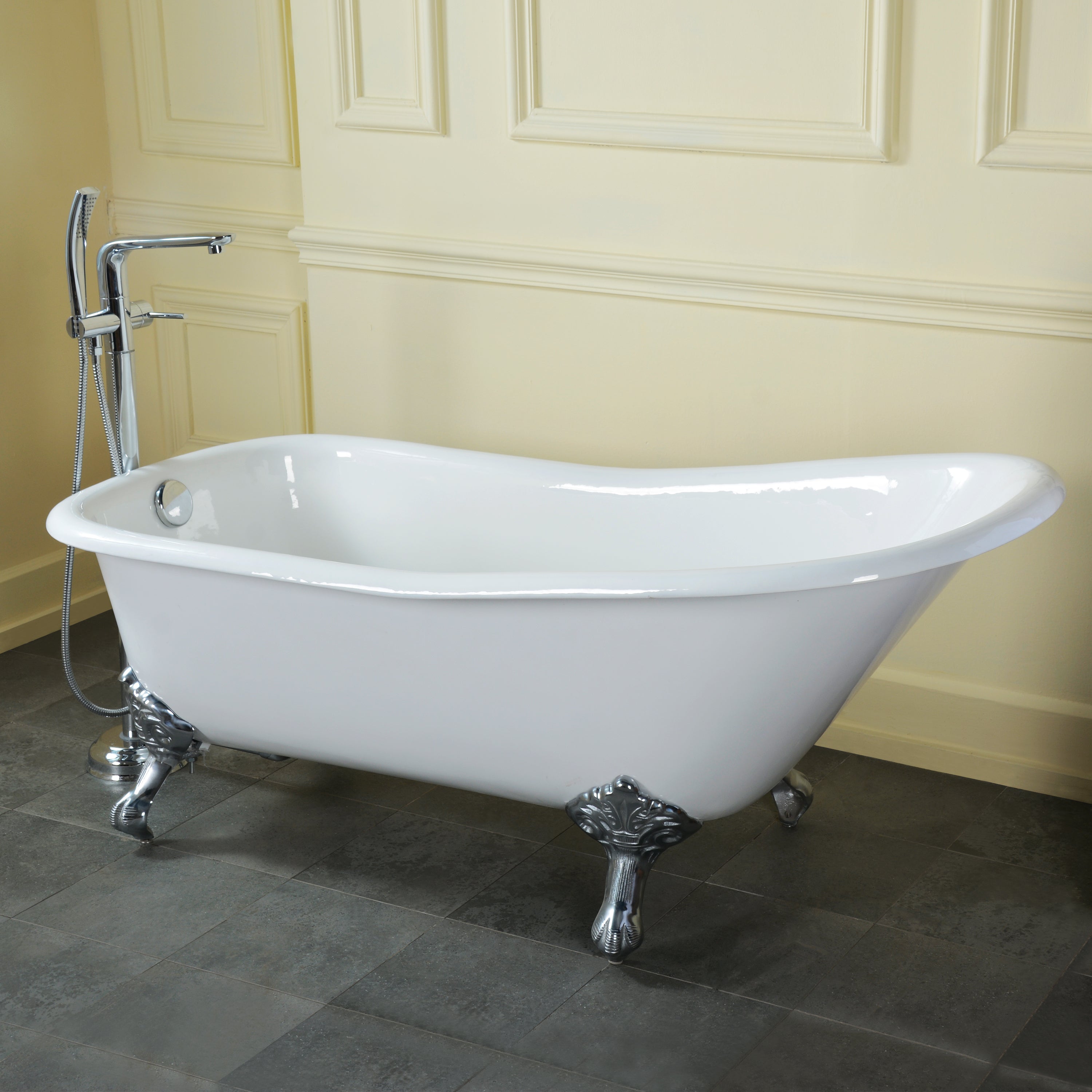 Aqua Eden VCTND6630NF1 67" Cast Iron Classic Flat-Rim Single Slipper Clawfoot Tub (No Faucet Drillings), White/Polished Chrome