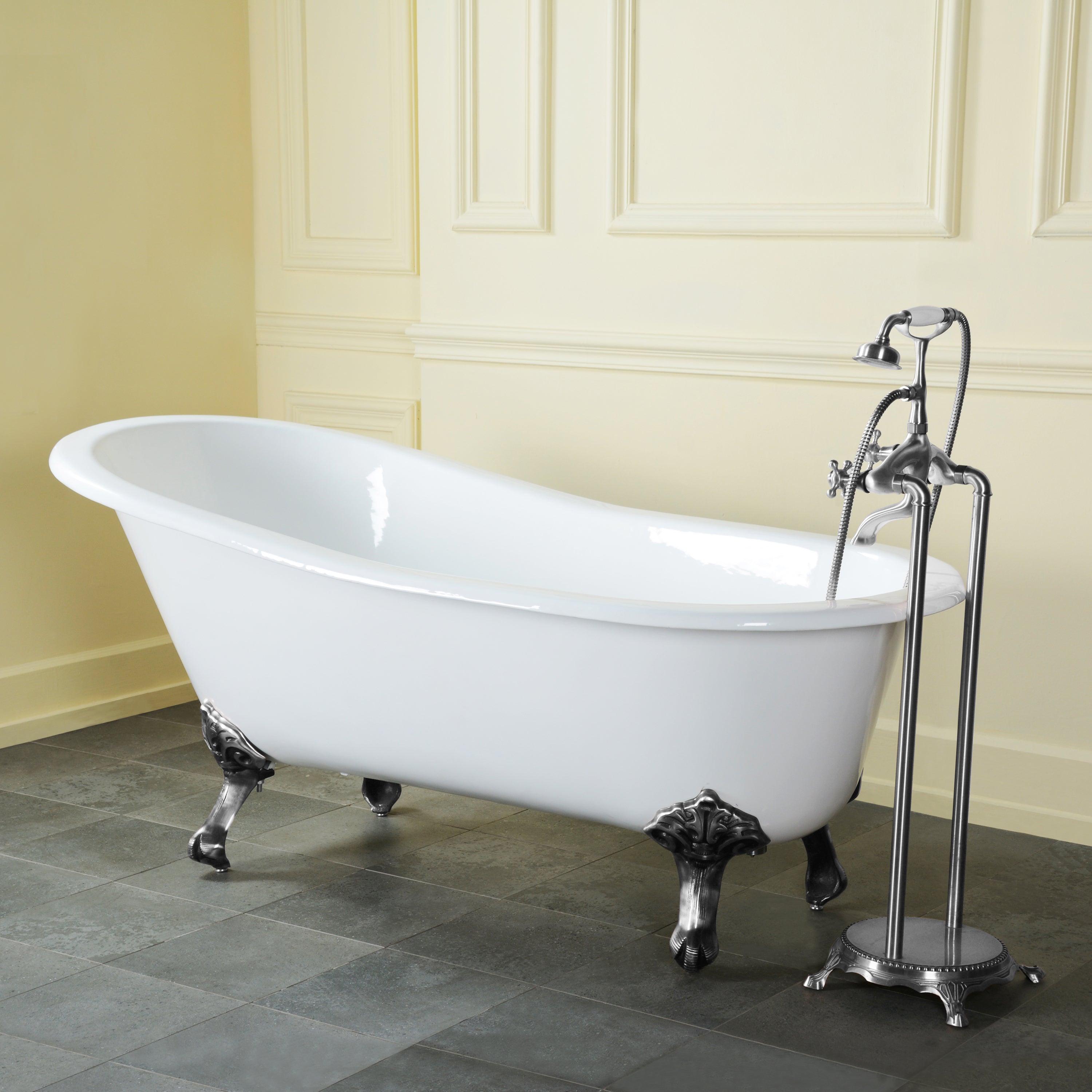 Aqua Eden VCTND673122ZB1 67" Cast Iron Oval Single Slipper Clawfoot Tub (No Faucet Drillings), White/Polished Chrome