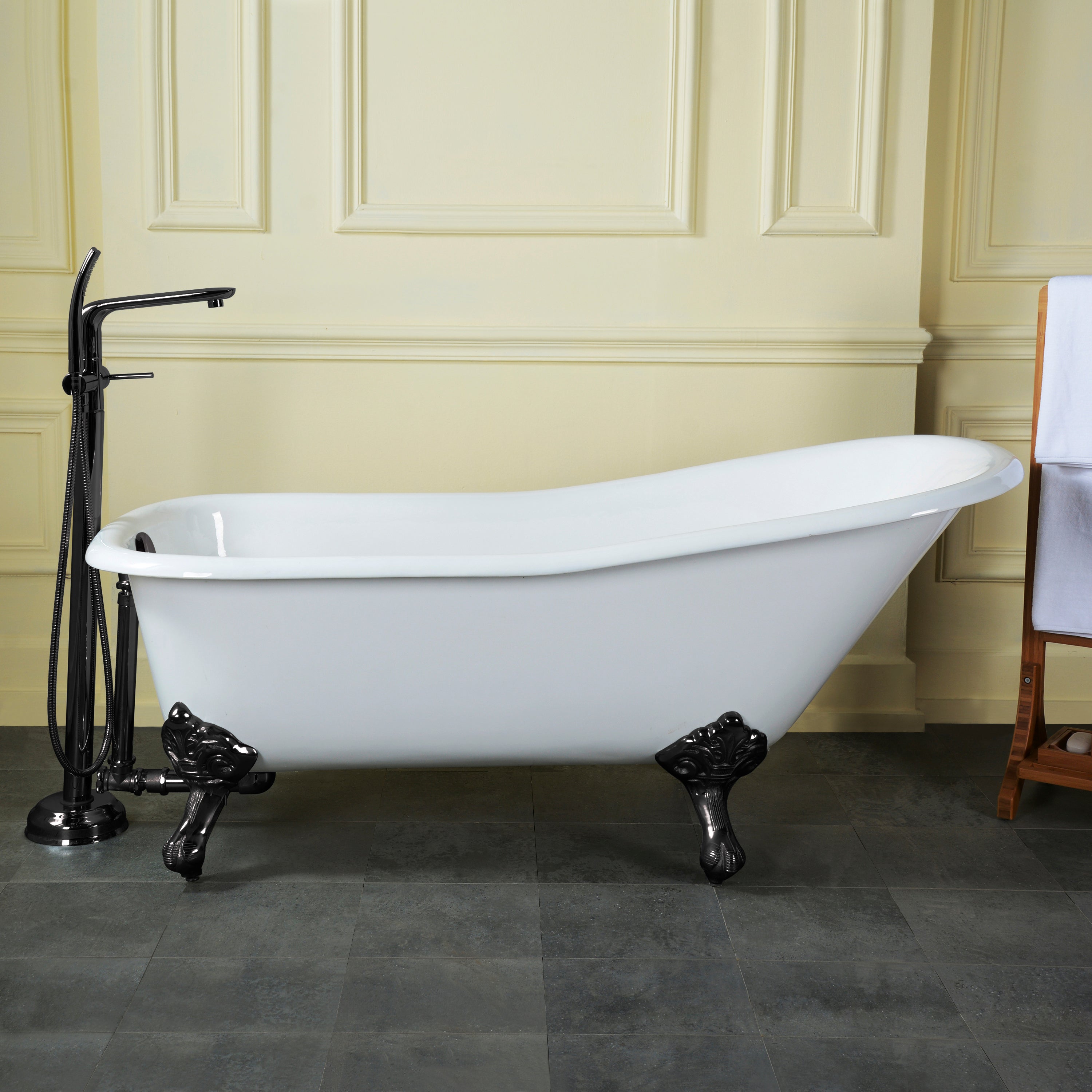 Aqua Eden VCTND6630NF0 67" Cast Iron Classic Flat-Rim Single Slipper Clawfoot Tub (No Faucet Drillings), White/Matte Black